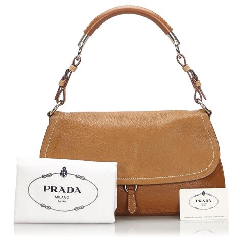 prada schultertasche braun leder|Schultertasche Medium aus Leder in Braun .